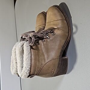 Billabong tan size 7.5 winter ankle boots